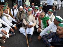 नोएडा-दिल्ली सीमा पर किसानों का प्रदर्शन जारी, चिल्ला मार्ग को आंशिक तौर पर खोला गया