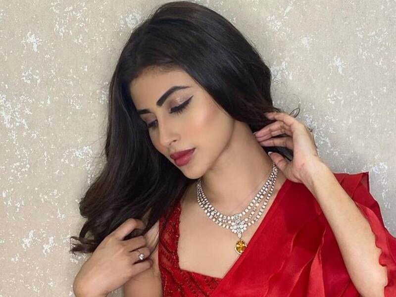 Mouni roy look gorgeous in printed kantha saree see her latest beautiful  photos | Mouni Roy Saree Look: मौनी रॉय ने पहनी प्रिंटेड कांखा साड़ी, दिलकश  अदाओं पर अटकी फैंस की नजरें