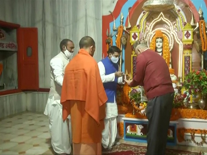 CDS General Bipin Rawat visited Gorakhnath temple CDS जनरल बिपिन रावत ने गोरखनाथ मंदिर में किए दर्शन, सीएम योगी ने कराया मंदिर परिसर का भ्रमण