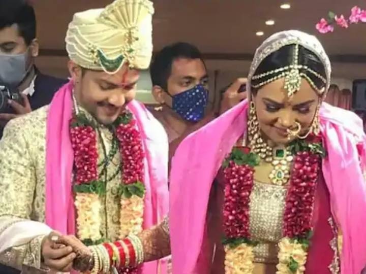 Aditya Narayan shweta Aggarwal marriage host Suffered Wardrobe Malfunction During Wedding Rituals Oops: आदित्य नारायण को वरमाला के दौरान इस वजह से मांगना पड़ा दोस्त का पयजामा