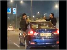 मुंबई: चलती कार में हाथ में शराब की बोतल लेकर लड़कों ने किया जानलेवा स्टंट, हुए गिरफ्तार