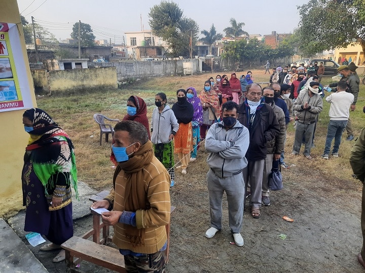 Jammu voting continues in the third phase of the District Development Council election ANN जम्मूू: जिला विकास परिषद चुनाव के तीसरे चरण के वोटिंग जारी, मतदाताओं में दिखा खास उत्साह