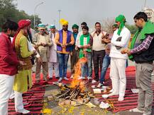 नोएडा: चिल्ला बॉर्डर पर किसानों के आंदोलन का 9वां दिन, तीसरे दौर की बातचीत से पहले किया हवन