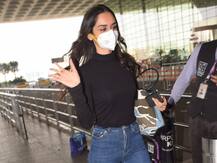 अपनी टी शर्ट से प्राइस टैग निकालना भूली Manushi Chillar, एयरपोर्ट पर किया गया स्पॉट