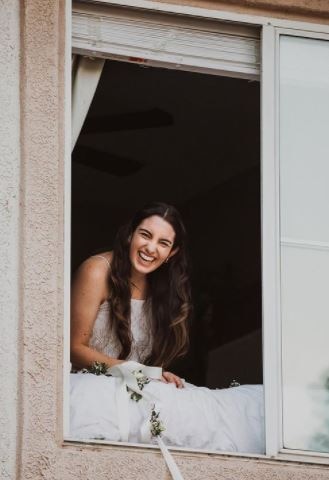 After Corona gets infected, the bride completes all the wedding rituals through the window, photos go viral