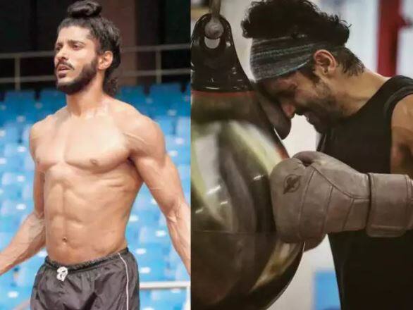 फरहान अख्तर - फिल्म ‘भाग मिल्खा भाग’ के लिए एक्टर फरहान अख्तर ने भी गजब का बॉडी ट्रांसफॉर्मेशन किया था. लगभग 13 महीनों तक चली ज़बरदस्त ट्रेनिंग का क्या रिजल्ट रहा यह आपको फिल्म में फरहान की ज़बरदस्त बॉडी देखकर ही समझ आ जाएगा.