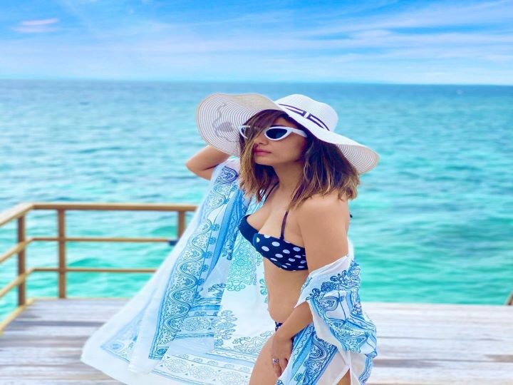 Hina Khan's HOT style in the beautiful Maldives, the glamorous bikini look in the beach मालदीव की खूबसूरत वादियों में हिना खान का HOT अंदाज, समंदर किनारे बिकिनी लुक में दिखीं बेहद ग्लैमरस