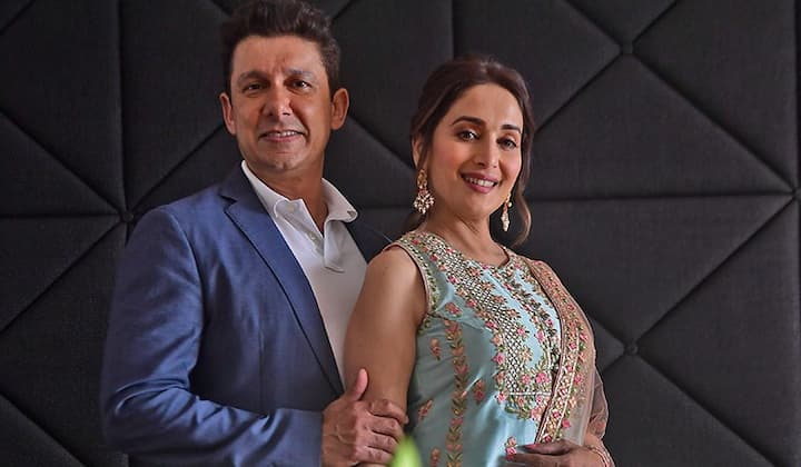 माधुरी दीक्षित-डॉ श्रीराम माधव नेने : बॉलीवुड में धक-धक गर्ल के नाम से फेमस रहीं माधुरी ने भी इंडस्ट्री से बाहर जाकर शादी की थी. मधुरी की शादी डॉक्टर श्रीराम नेने से हुई थी जिसे अब 21 साल हो चुके हैं.
