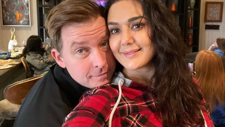 प्रीति जिंटा-जीन गुडइनफ : बॉलीवुड एक्ट्रेस प्रीति जिंटा ने साल 2016 में अमेरिकी नागरिक जीन गुडइनफ से शादी की थी. आपको बता दें कि जहां प्रीति बॉलीवुड में चोटी की एक्ट्रेस रह चुकी हैं वहीं जीन गुडइनफ का फिल्म इंडस्ट्री से दूर-दूर तक कोई नाता नहीं है. जीन कॉर्पोरेट सेक्टर से ताल्लुक रखते हैं और अमेरिका की एक नामी कंपनी में वाइस प्रेसिडेंट के ओहदे पर हैं.   