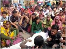 गोरखपुर: युवक की नृशंस हत्‍या कर तालाब में फेंका शव मिला, ग्रामीणों ने किया चक्‍काजाम