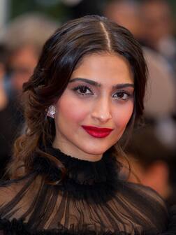 Sonam Kapoor Birthday: લગ્નના 4 વર્ષ બાદ માં બનવા જઇ રહી છે સોનમ કપૂર, કંઇ ખાસ નથી રહ્યું ફિલ્મ કેરિયર, કહેવાય છે ફેશન દીવા.........