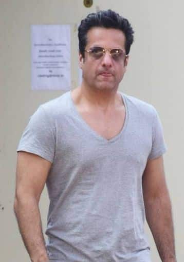 वायरल हो रही तस्वीरों में फरदीन ने ग्रे कलर की टीशर्ट और ब्लैंक पैंट पहनी हुई है.