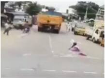 चमत्कार! तमिलनाडु में चलती पिकअप के नीचे आकर भी बुजुर्ग महिला सुरक्षित, देखिए सनसनीखेज वीडियो
