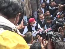 Farmers Protest: कार्यकर्ताओं को रोके जाने पर अखिलेश यादव धरने पर बैठे, पुलिस ने हिरासत में लिया