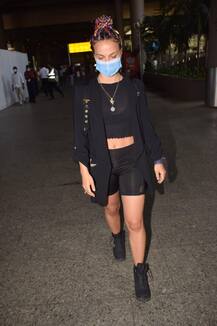 Spotted: देर रात ऑल ब्लैक लुक में स्पॉट हुईं एली अवराम, पब्लिक प्लेस में इस अंदाज में थम गई सबकी नजरें