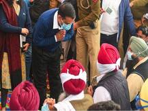 सिंघु बॉर्डर पहुंचे सीएम अरविंद केजरीवाल, कहा- मैं मुख्यमंत्री की तरह नहीं बतौर सेवादार आया हूं