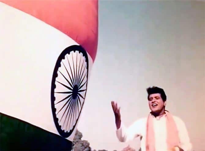 उपकार - 1967 में आई ये फिल्म मनोज कुमार की सर्वश्रेष्ठ फिल्मों में से एक है. जिसमें कृषि का महत्व और उसका मूल्य बताया गया है. इस फिल्म में मनोज कुमार के साथ आशा पारेख की जोड़ी थी. और विलेन के रोल में नज़र आए थे मदन पुरी. 