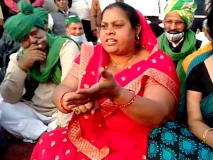 woman leader claims her sandal stolen by noida police video goes viral ann नोएडा पुलिस पर लगा सैंडल चोरी का आरोप, महिला किसान नेता बोलीं- नंगे पैर ही लड़ूंगी