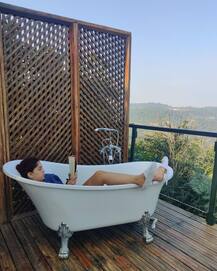 सोशल मीडिया पर खूब एक्टिव हैं आमिर खान की लाडली Ira Khan, अब स्विमिंग पूल में चिल करती आई नज़र, देखें तस्वीरें