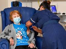 Covid-19 Vaccine: ब्रिटेन में टीकाकरण की प्रक्रिया शुरू, 90 साल की महिला मरीज को दी गई वैक्सीन की पहली खुराक