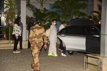 In Pics: देर रात प्रेग्नेंट करीना कपूर खान के साथ कुछ इस अंदाज में स्पॉट हुए सैफ अली खान, बेबी बंप में बेबो की तस्वीरें वायरल