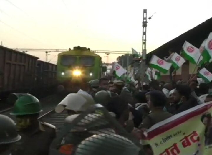 Maharashtra: farmers protest and briefly stopped a train today in Malkapur of Buldhana भारत बंद: किसानों ने महाराष्ट्र के बुलढाणा में रोकी ट्रेन, कई हिरासत में