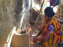 गोंडा के इस परिवार के लिये सरकार की योजनाएं दूर की कौड़ी रहीं, गरीबी का दंश झेल रही है बेबस सुनीत