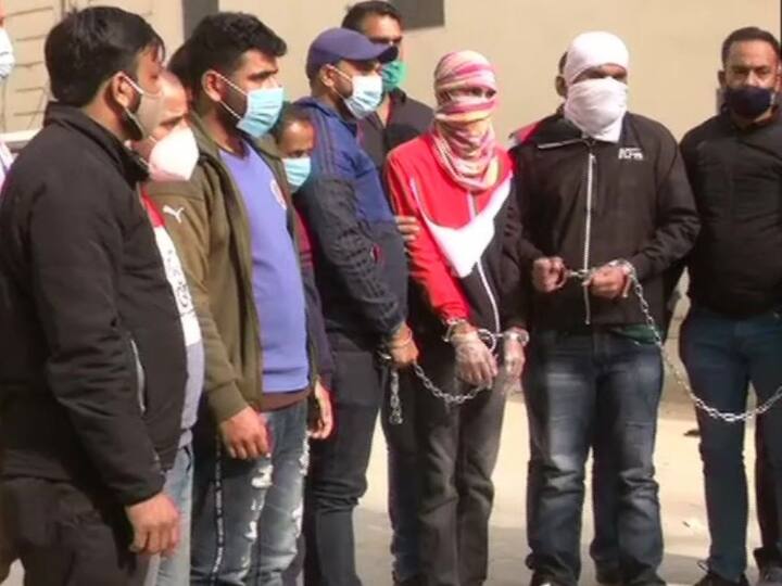 Jammu and Kashmir: Family of Kashmiris caught in Delhi protests, demanding release of family members ANN जम्मू-कश्मीरः दिल्ली में पकड़े गए कश्मीरियों के परिवार ने किया विरोध प्रदर्शन, परिजनों की रिहाई की मांग की