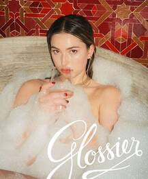 एपल के फाउंडर स्टीव जॉब्स की बेटी ने ब्यूटी ब्रांट के लिए तस्वीरें क्लिक करा कर रखा मॉडलिंग की दुनिया में कदम