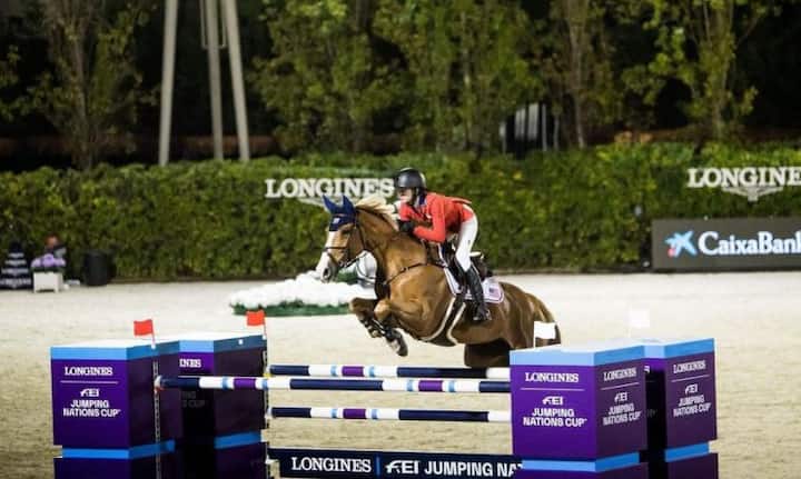  वह नियमित रूप से प्रतिस्पर्धा करती है और 25 साल से कम उम्र के हॉर्स स्पोर्ट के अनुसार दुनिया में पांचवें सर्वश्रेष्ठ राइडर के रूप में खुद को स्थापित कर चुकी हैं. ईव ने पिछले साल आउटलेट में बताया, 