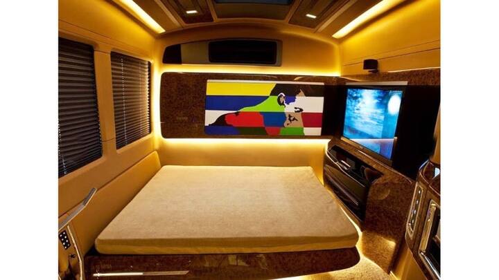 सलमान खान : किंग खान की ही तरह सलमान ने भी अपनी वैनिटी वैन को डिज़ाइनर दिलीप छाबरिया से डिज़ाइन करवाया है. बताया जाता है कि सलमान की वैनिटी में भी सभी मॉडर्न सुख सुविधाएं जैसे एक आरामदायक बिस्तर, टीवी, म्यूजिक सिस्टम आदि मौजूद है. ख़बरों की मानें तो सलमान की वैनिटी में मौजूद टॉयलेट सफ़ेद रंग में पेंट किया गया है साथ ही वैनिटी के अन्दर सलमान खान के पोस्टर भी लगे हुए हैं. Pic credit: Instagram