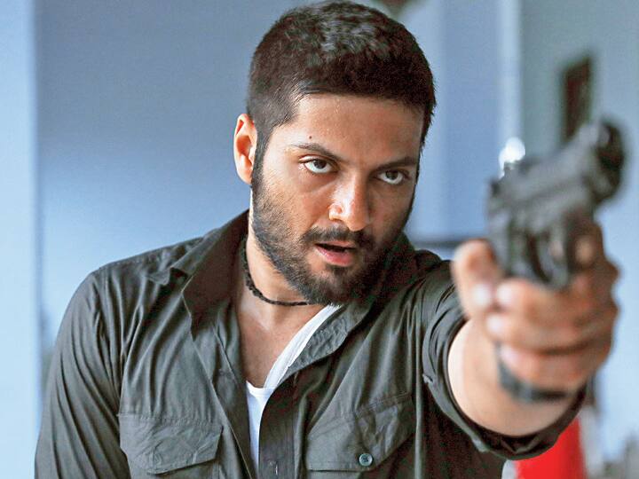 डिजिटल स्पेस के बढ़ते प्रभाव के बीच बॉलीवुड को तगड़ा कॉम्पिटिशन देखने को मिल रहा है. कई सारे बॉलीवुड स्टार्स भी अब ओटीटी प्लेटफॉर्म की ओर कदम बढ़ा रहे हैं. कई सितारे ऐसे हैं जिन्हें वेब सीरीज के जरिए अपने करियर को संवारने का नया मौका मिला है और वह इन वेब सीरीज की मेन लीड में नज़र आ रहे हैं. आइए नज़र डालते हैं कुछ ऐसे ही स्टार्स पर...