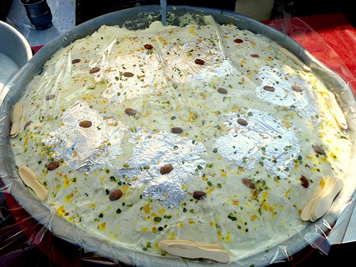 The flavor of Lucknow is incomplete without butter cream, it is prepared in a special way in winter.