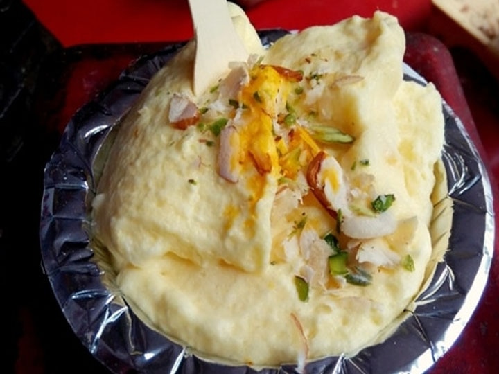 The flavor of Lucknow is incomplete without butter cream, it is prepared in a special way in winter.