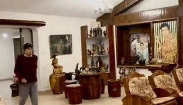 धर्मेन्द्र-हेमा मालिनी : रानी और अजय देवगन के पड़ोस में ही बॉलीवुड के हीमैन धर्मंद्र का बंगला स्थित है. यह बंगला, 11रोड जेवीपीडी स्कीम, जुहू में स्थित है.