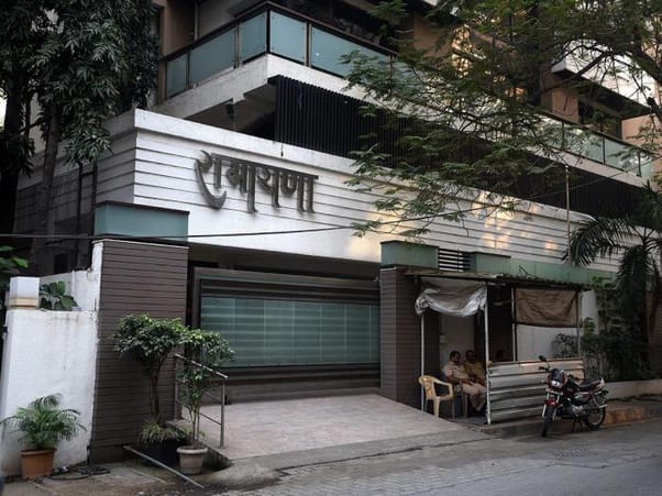 आपको बता दें कि बिग बी के पड़ोसियों की लिस्ट में पहला नाम आता है शॉटगन का, जो अपने परिवार के साथ नार्थ साउथ रोड 10 जेवीपीडी स्कीम में रहते हैं. शत्रुघ्न के बंगले का नाम ‘रामायण’ है.