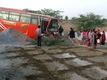 जालौन: अनियंत्रित होकर सड़क किनारे खंदक गिरी बारातियों से भरी बस, टल गया बड़ा हादसा