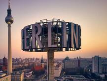 ऐसे पड़ोसी हरेक को मिले! बुजुर्ग महिला ने मरने से पहले अरबों की संपत्ति पड़ोसियों के नाम कर दी