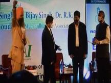 किसानों के साथ एकजुटता दिखाने के लिए कृषि वैज्ञानिक ने पुरस्कार लेने से किया इनकार