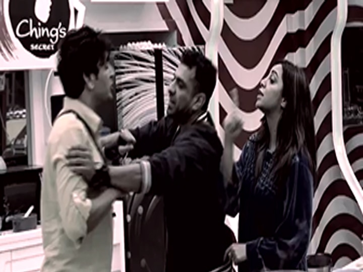 Arshi and Vikas fight again in Bigg Boss house Bigg Boss 14: अर्शी खान और विकास गुप्ता में हुई जबरदस्त लड़ाई, फूट-फूटकर रोईं अर्शी