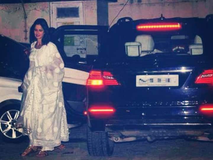 इन दो लग्जरी कारों के अलावा कटरीना के पास  Mercedes-ML-350 है जिसकी कीमत तकरीबन 50 लाख रुपए है. वह अक्सर इससे ट्रेवल करती दिख जाती हैं. (Pic credit: Instagram)