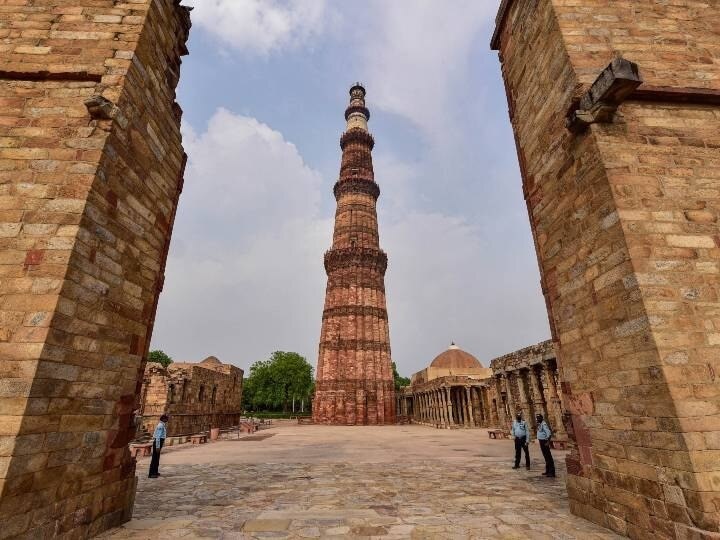 Temple dispute in Qutub Minar: know what is the history of this historic building amidst control, take full information कुतुब मीनार में मंदिर विवादः कंट्रोवर्सी के बीच जानें क्या है इस ऐतिहासिक इमारत का इतिहास, लें पूरी जानकारी