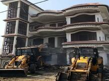 प्रयागराज: अतीक के करीबी मुबारक खान की आलीशान इमारत पर चला बुलडोजर, 30 से अधिक मुकदमे हैं दर्ज