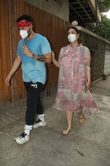 In Pics: प्रेग्नेंसी में करीना कपूर खान ने कर लिया है खूब वेट गेन, बीच सड़क पर यूं संभालते दिखे सैफ अली खान