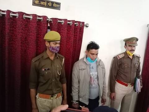 अलीगढ़ में गिरफ्तार हुआ फर्जी दारोगा, वर्दी का रौब झाड़कर लोगों से ऐंठता था रुपये अलीगढ़ में गिरफ्तार हुआ फर्जी दारोगा, वर्दी का रौब झाड़कर लोगों से ऐंठता था रुपये