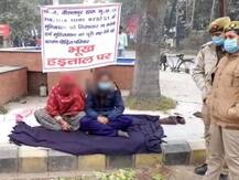 पीलीभीत: न्याय के लिए कलेक्ट्रेट के बाहर भूख हड़ताल पर बैठी रेप पीड़िता, आरोपी दे रहा जान से मारने की धमकी