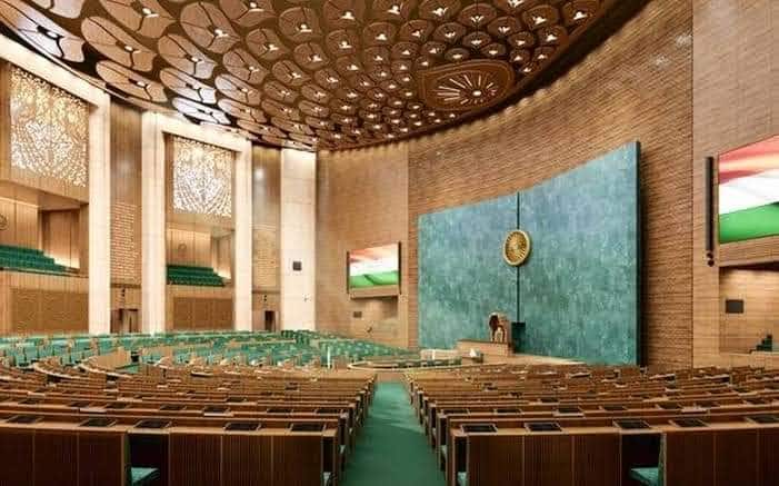 नए संसद भवन में लोकसभा सदस्यों के लिए 888 सीटें और राज्यसभा सदस्यों के लिए 326 से ज्यादा सीटें होंगी. इतना ही नहीं इसमें 1224 सदस्यों के एक साथ बैठने की भी व्यवस्था होगी. प्रत्येक सदस्यों के लिए 400 वर्गफुट का एक कार्यालय भी इस नए भवन में होगा.