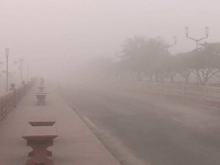 vehicle and train speed affected due to intense fog in lucknow  UP Weather News: लखनऊ में घने कोहरे से वाहनों की स्पीड पर लगा ब्रेक, अगले हफ्ते बारिश का अनुमान