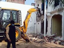प्रयागराज: अपराधियों के खिलाफ जारी है कार्रवाई, हिस्ट्रीशीटर छुट्टन गिरी और ऋषि भारतीय के अशियानों पर चला बुलडोजर