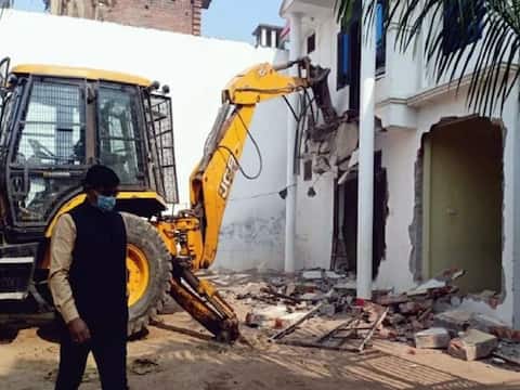 प्रयागराज: अपराधियों के खिलाफ जारी है कार्रवाई, हिस्ट्रीशीटर छुट्टन गिरी और ऋषि भारतीय के अशियानों पर चला बुलडोजर प्रयागराज: अपराधियों के खिलाफ जारी है कार्रवाई, हिस्ट्रीशीटर छुट्टन गिरी और ऋषि भारतीय के अशियानों पर चला बुलडोजर